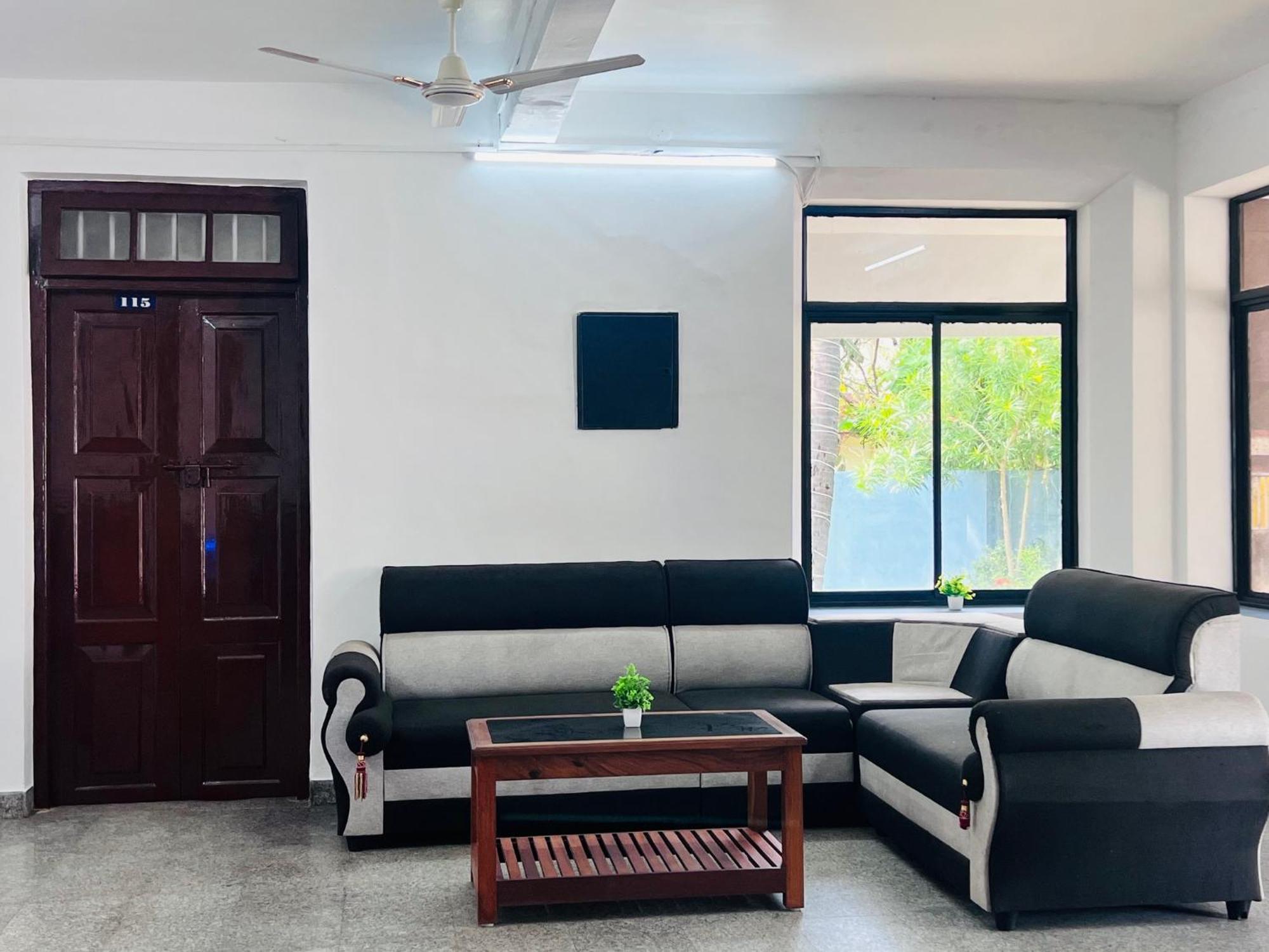 Hotel Sunday - Townhouse Club Airport Trivandrum 特里凡得琅 外观 照片