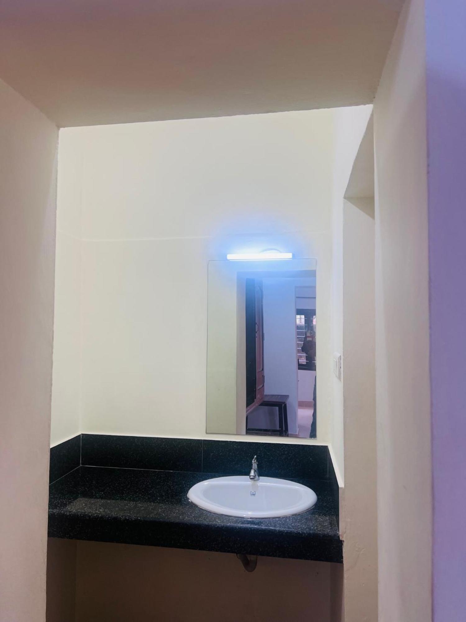 Hotel Sunday - Townhouse Club Airport Trivandrum 特里凡得琅 外观 照片