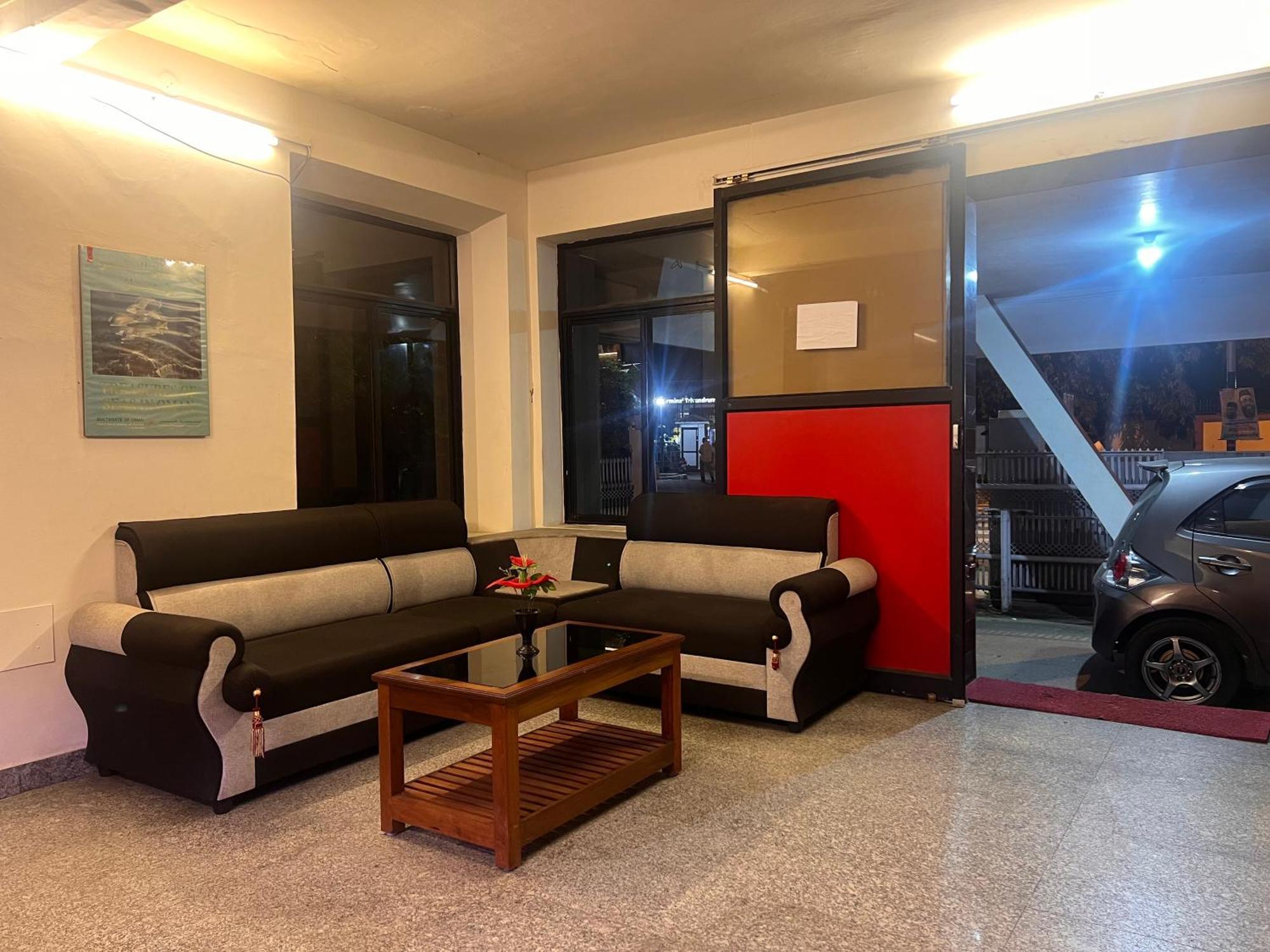 Hotel Sunday - Townhouse Club Airport Trivandrum 特里凡得琅 外观 照片
